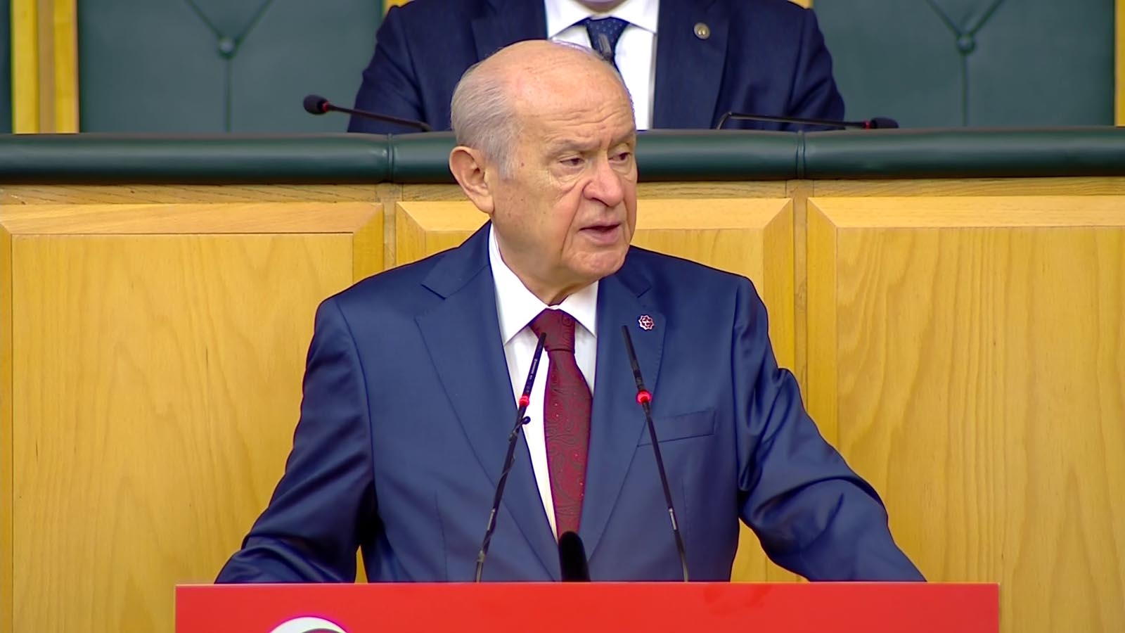 “Afrika kökenli Kayra Sayit’in Bozkurt işaretiyle selam vermesini anlamlı ve değerli buluyorum“