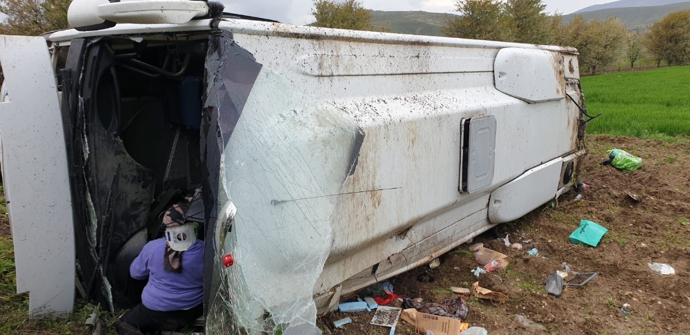 Afyonkarahisar’da otobüs tarlaya devrildi: 16 yaralı