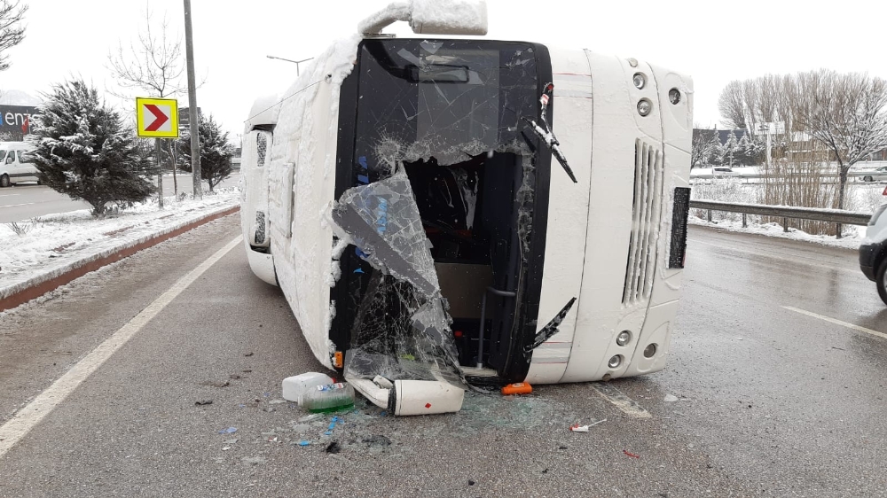 Afyonkarahisar’da servis otobüsü devrildi: 10 yaralı