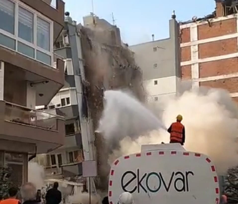 Ağır hasarlı bina yıkım esnasında çöktü, başka binaya hasar verdi
