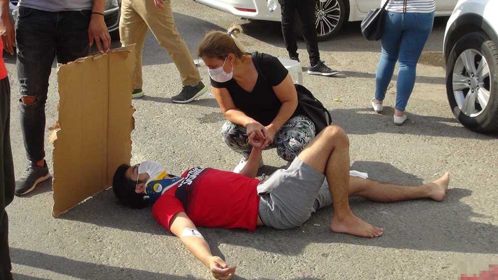 Ağır yaralanan oğlunun başından bir an olsun ayrılmadı