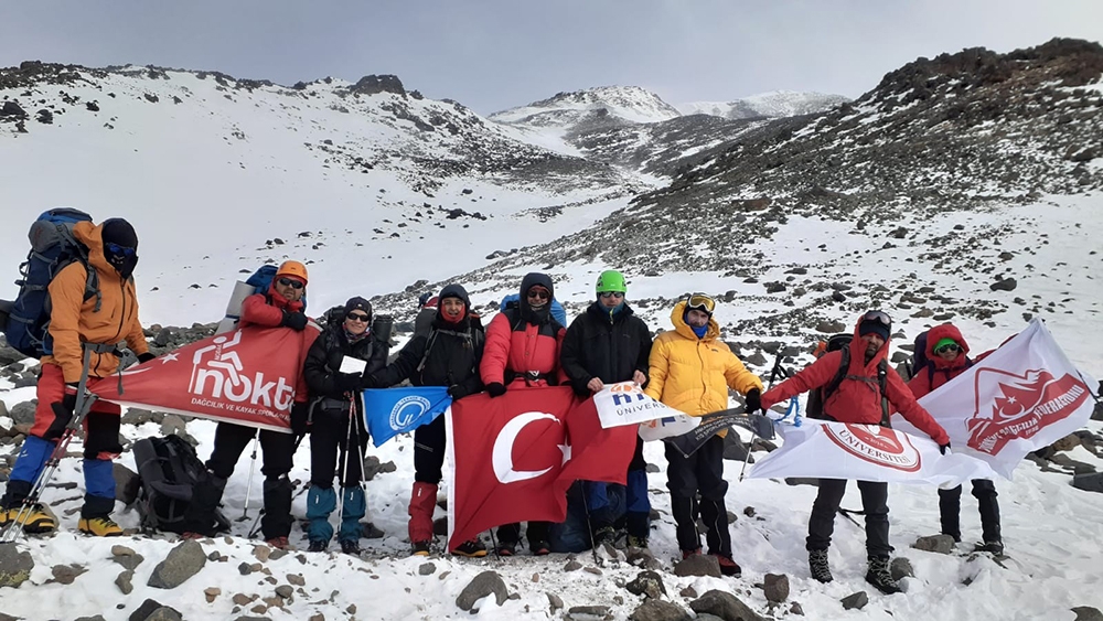 Ağrı Dağı zirvesine ulaşmak isteyen dağcılara fırtına engeli