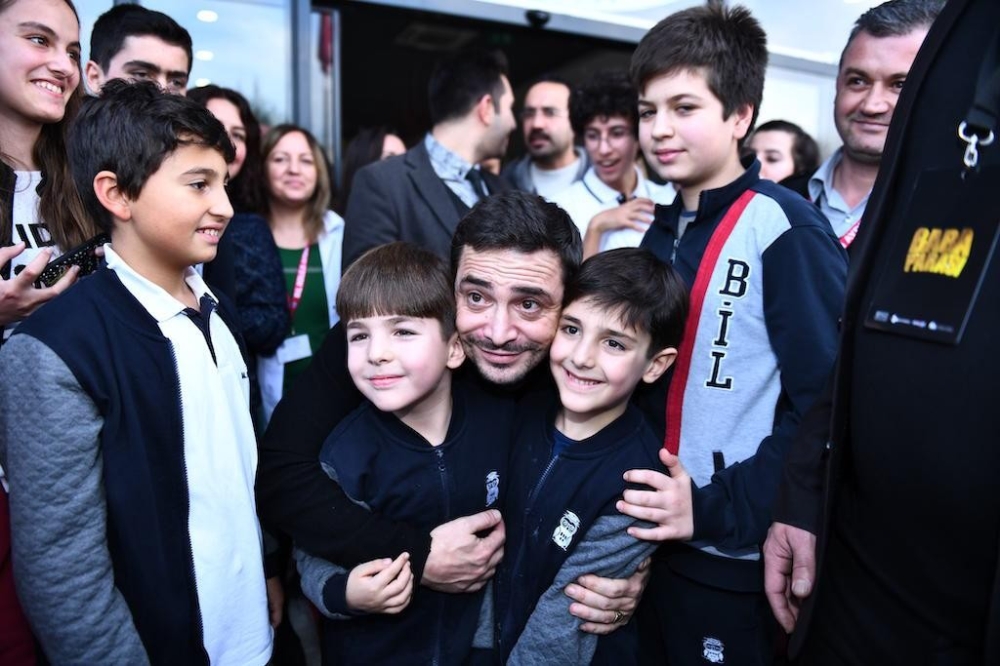 Ahmet Kural ve Murat Cemcir’den İzmirli öğrencilere karne sürprizi