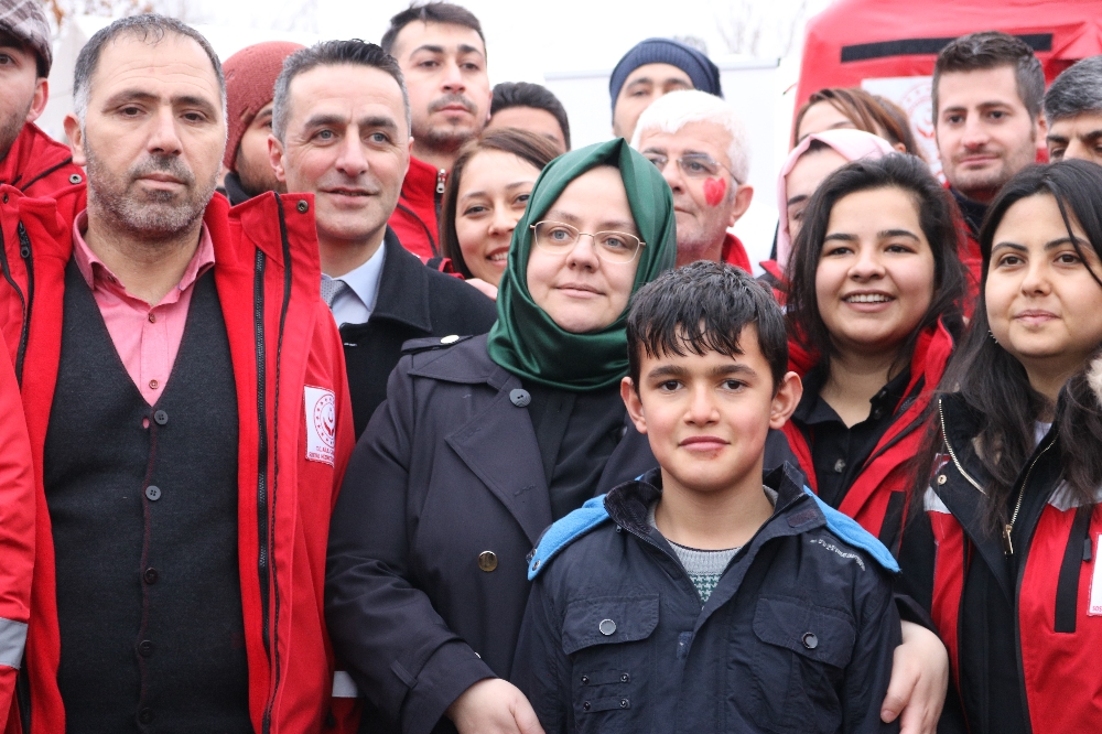 Aile Bakanı Selçuk, depremzedelerle bir araya geldi