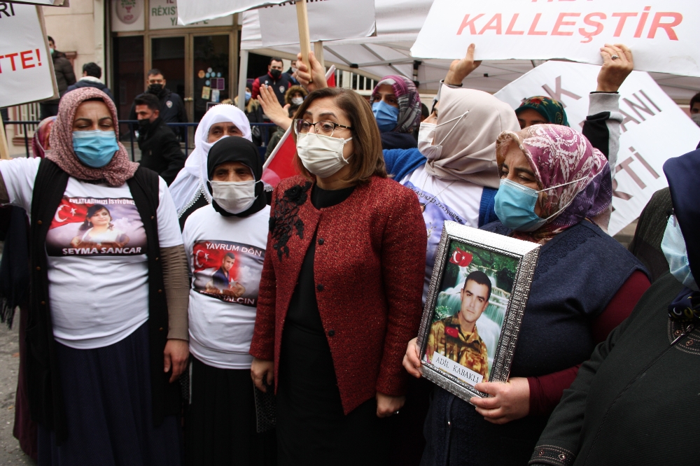 Aileler, Gaziantep Büyükşehir Belediye Başkanı Şahin’i zılgıtlarla karşıladılar