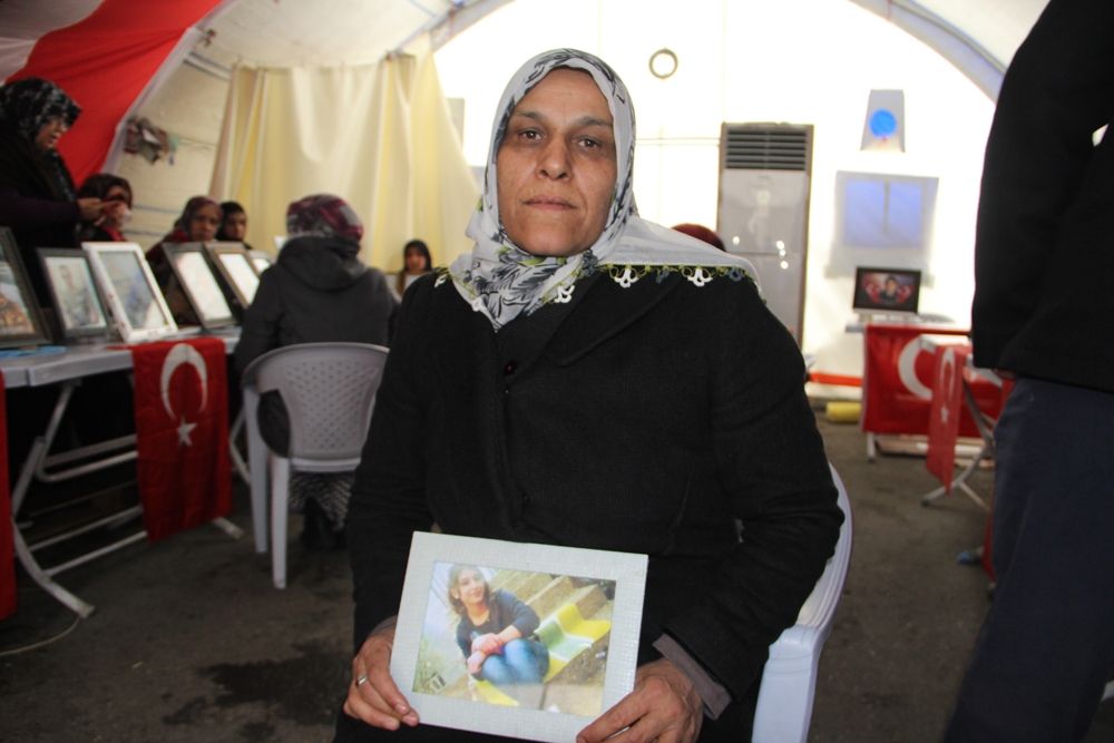 Ailelerin direnişi sürüyor, terör örgütü PKK’da çözülmeler devam ediyor