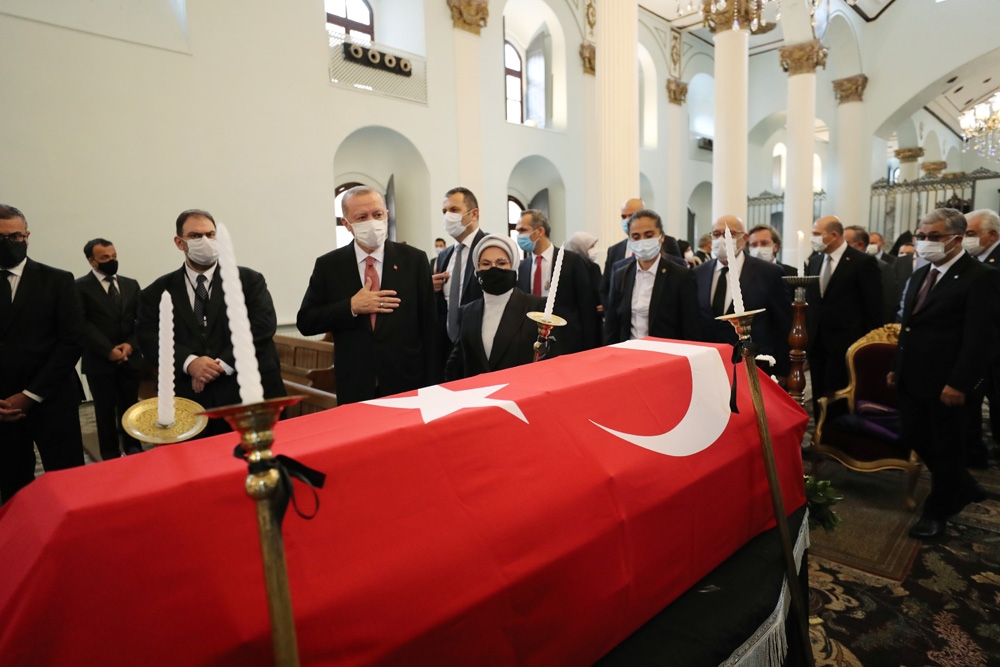 AK Parti İstanbul Milletvekili Markar Esayan son yolculuğuna uğurlandı