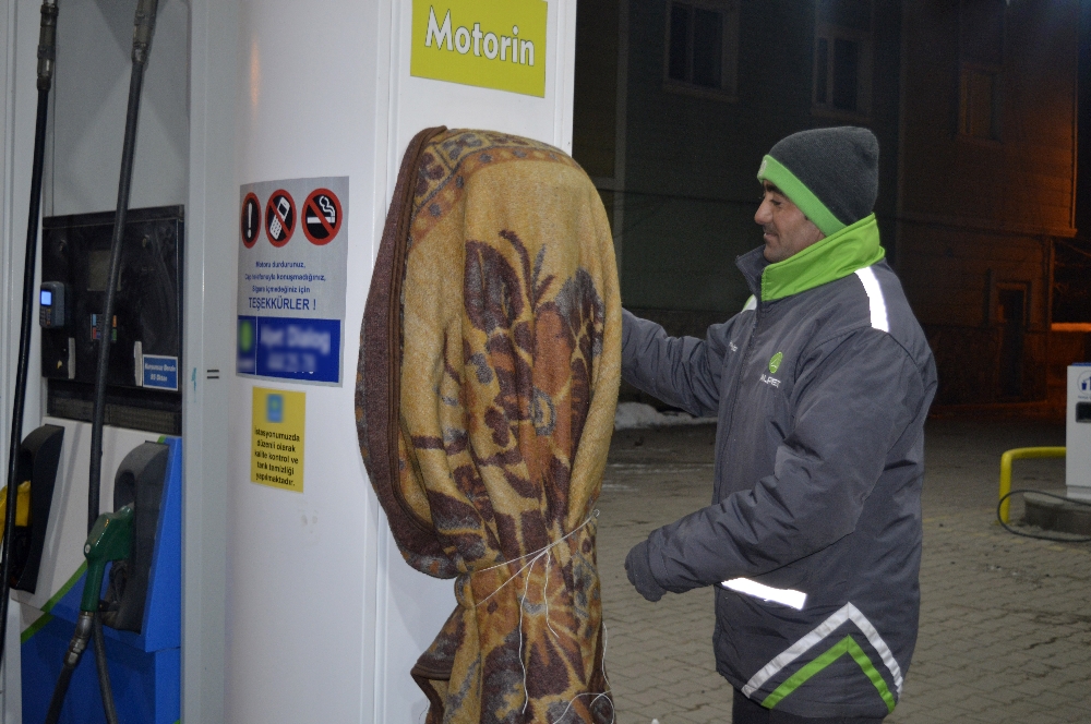 Akaryakıt istasyonunda pompalara battaniyeli koruma