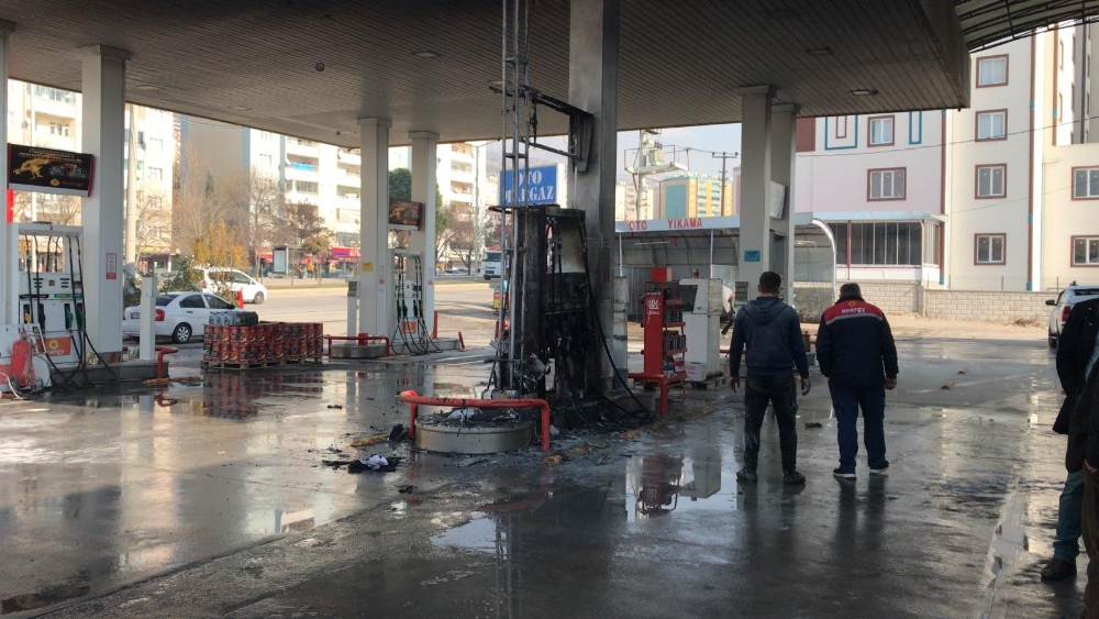 Akaryakıt istasyonunda yangın paniği: 2 yaralı