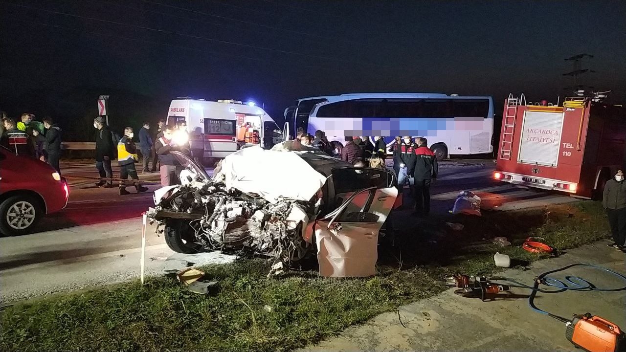 Akçakoca’da yolcu otobüsü ile otomobil çarpıştı: 3 ölü, 11 yaralı...(