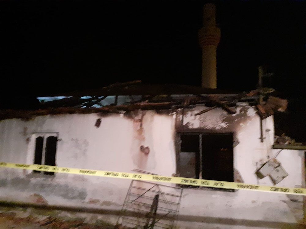 Akhisar’da cami lojmanında yangın: 1 ölü, 2 yaralı