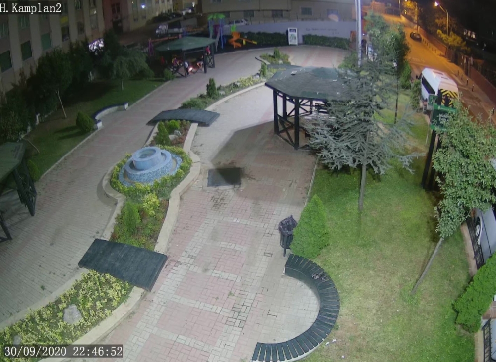 Akıllara durgunluk veren görüntü: Parkta mangal yakarak, bankları kırdılar