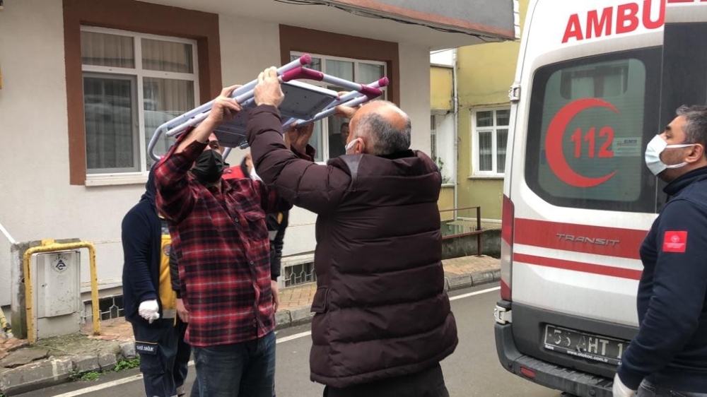 Akla gelmeyen başa geldi: Kafasına demir merdiven saplandı