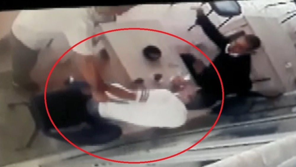 Akli dengesi yerinde olmayan saldırgan çay içen şahsı defalarca böyle bıçakladı