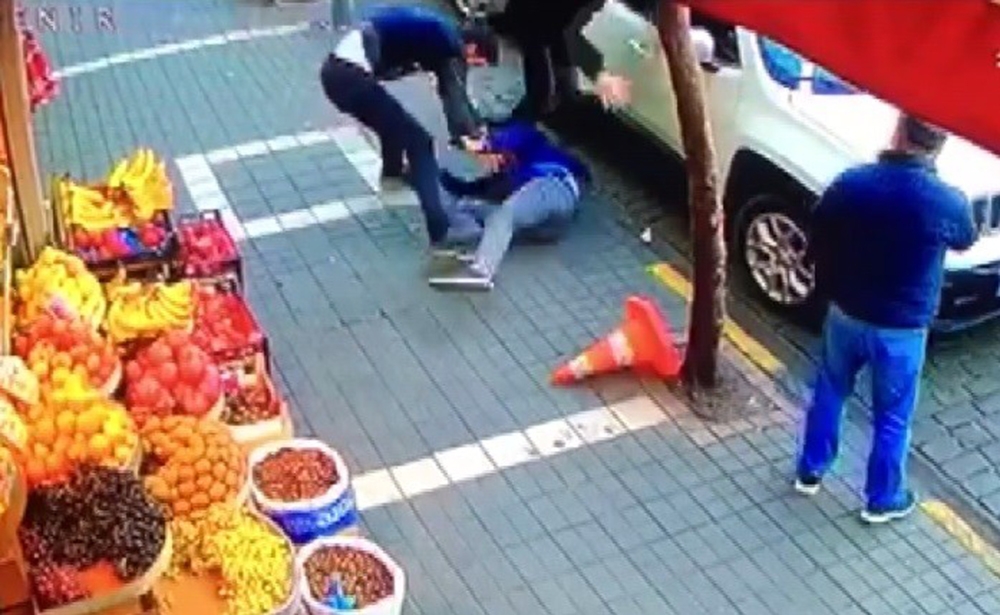 Akrabaların Bıçaklı Kavgasında Kan Aktı: 2 Yaralı