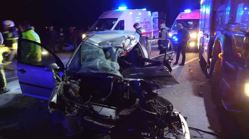 Aksaray Otomobil Tırın Altına Girdi: 3 Ölü, 2 Yaralı