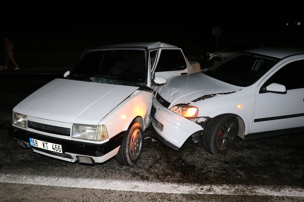 Aksaray’da 2 otomobil çarpıştı: 2’si çocuk 5 yaralı