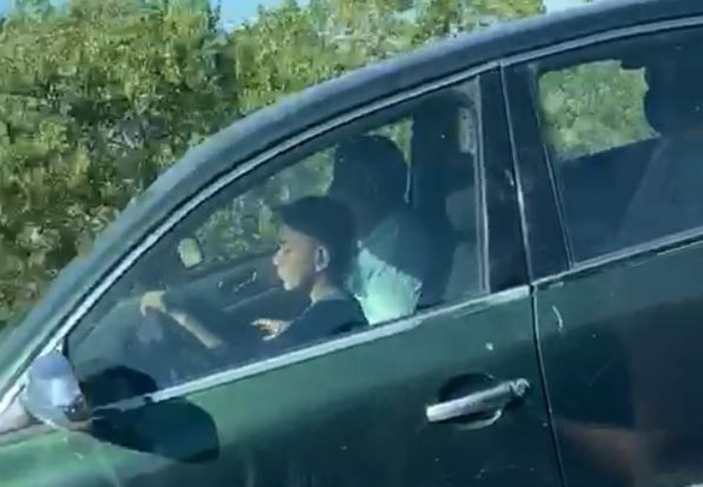 Aksaray’da otomobil kullanan çocuk bir de sollama yaptı