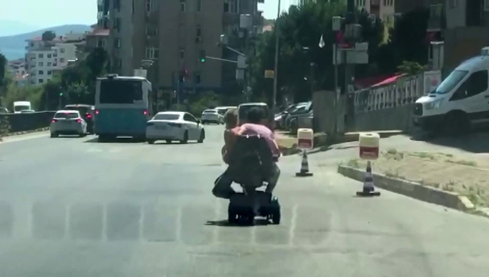 Akülü engelli aracıyla tehlikeli yolculuk kamerada