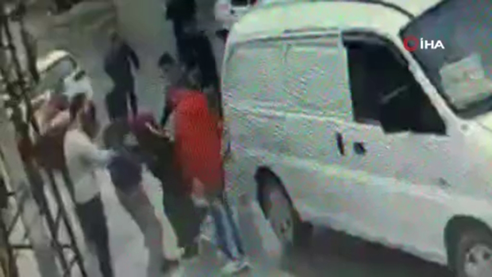 Alacak-verecek kavgasında birbirlerine kaldırım taşı ile saldırdılar