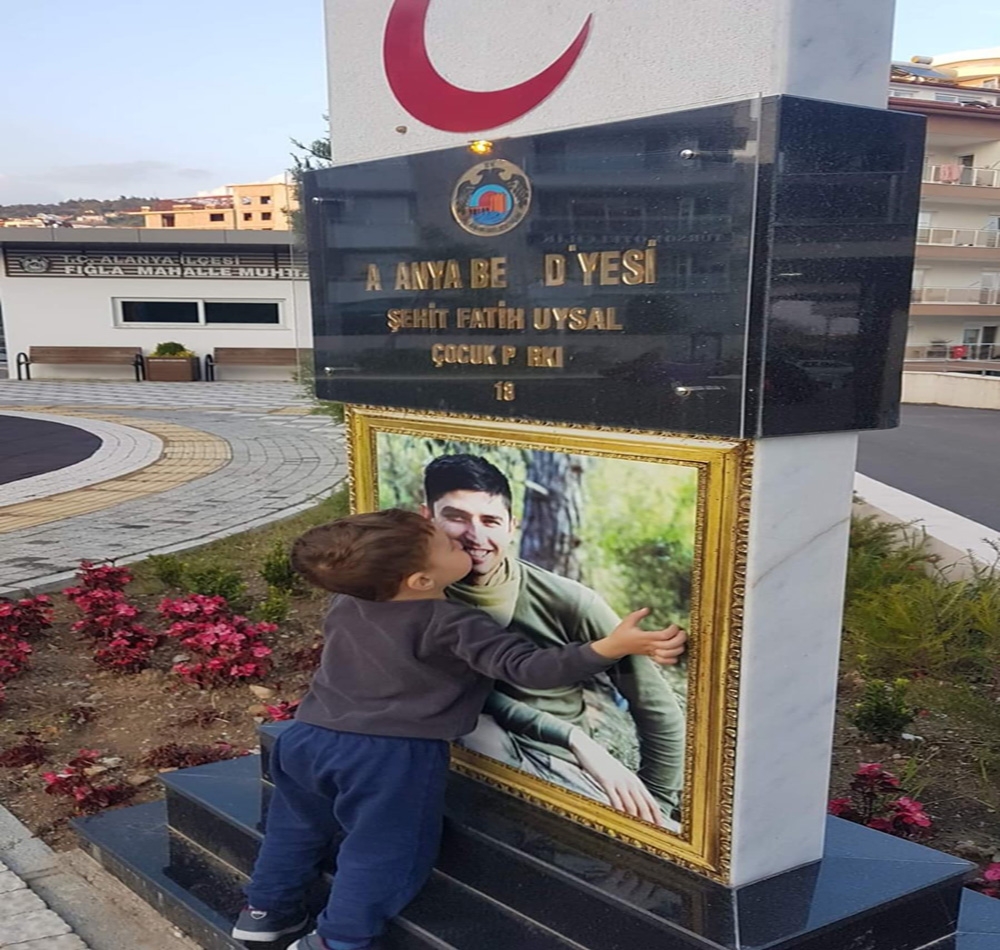 Alanya’da 3 yaşındaki minikten duygulandıran hareket