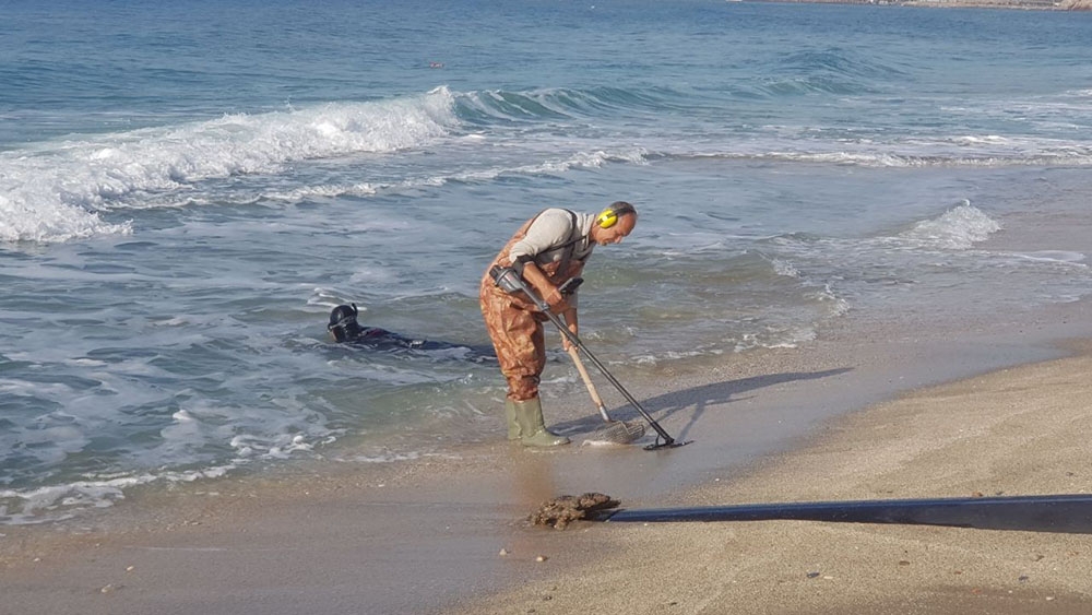 Alanya’da fırtına sonrası eline dedektör alan sahile koştu
