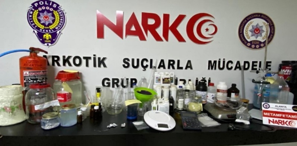 Alanya’da uyuşturucu imalathanesine çevrilen eve baskın