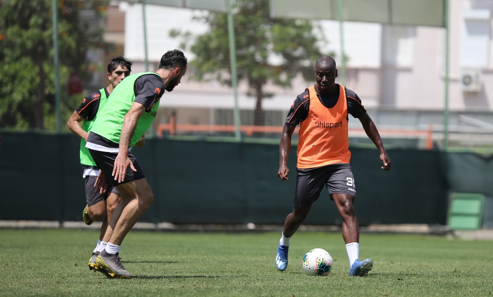 Alanyaspor günün ilk antrenmanını tamamladı