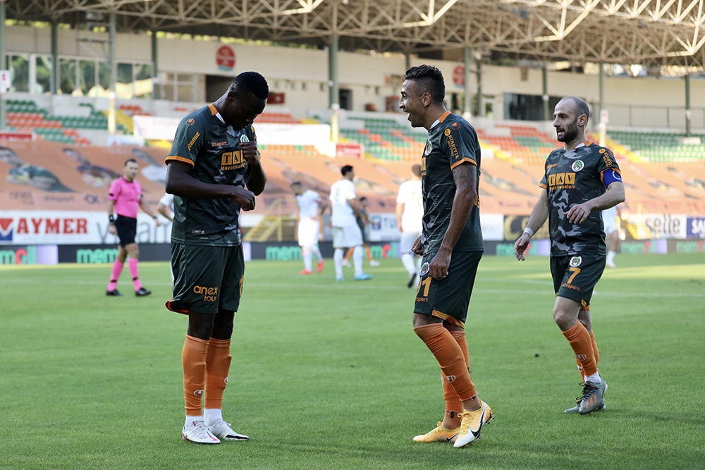Alanyaspor maç eksiğine rağmen liderliği bırakmıyor