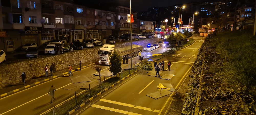 Alaplı’da seyir halindeki tırdan 10 tonluk levha saçlar yola savruldu