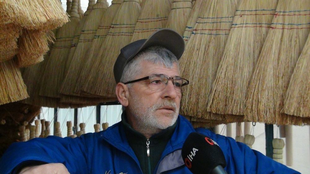 Aldığı Otları İşleyip Süpürge Haline Getiriyor