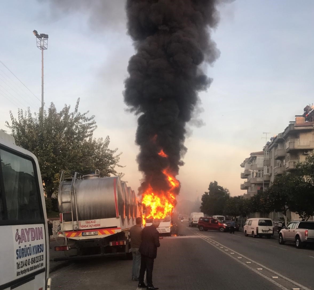 Alev Alan Öğrenci Servisi Bomba Gibi Patladı