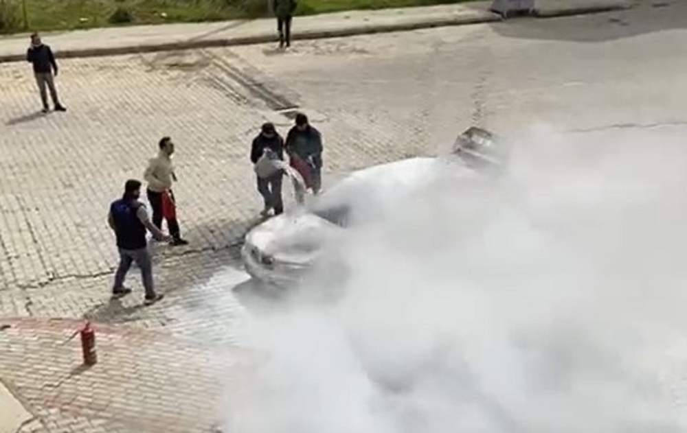 Alev alan otomobili el birliğiyle söndürdüler