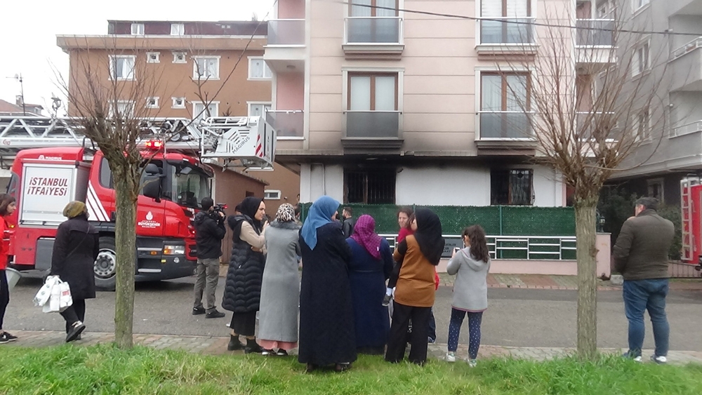 Alev alev yanan eve vatandaştan hortumla müdahale kamerada
