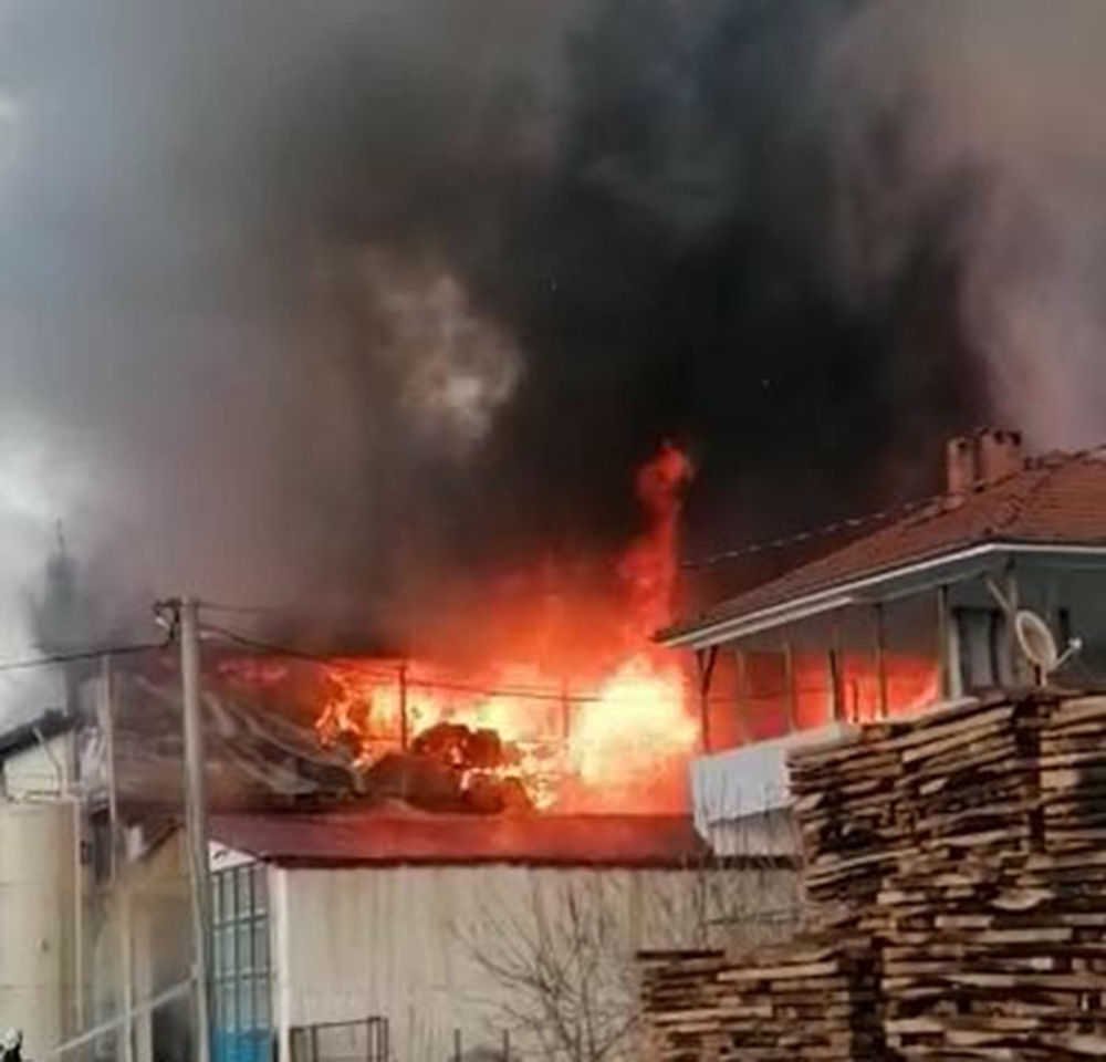 Alevlere teslim olan atölyede yüz binlerce liralık zarar oluştu