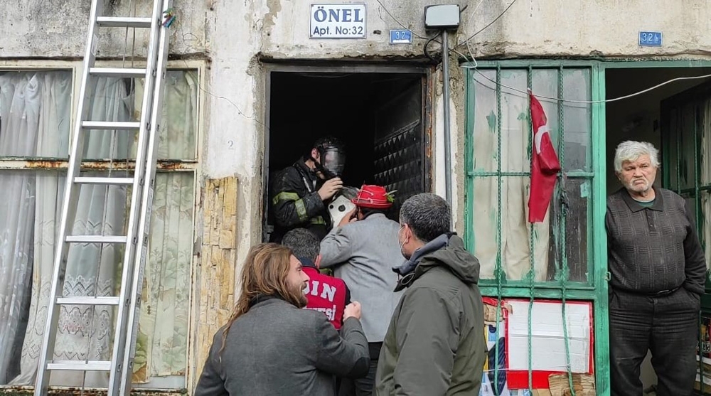 Alevlerin arasına dalan itfaiye ekipleri 3 kişiyi yanmaktan kurtardı