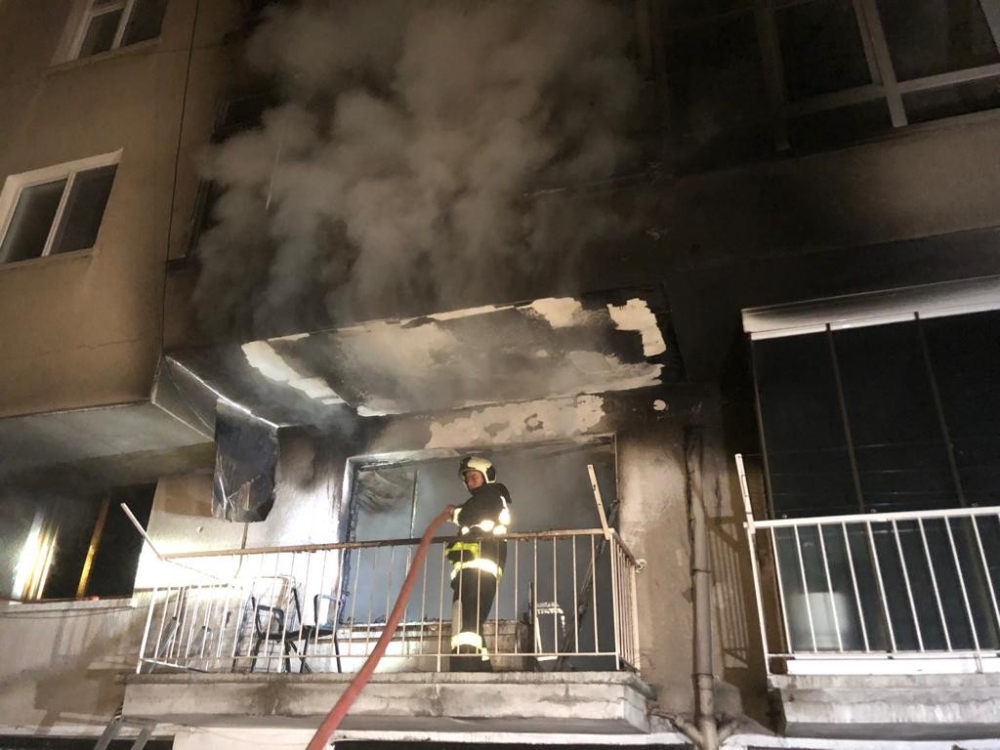 Alevlerin Arasında Kalan Kadın Balkondan Atladı: 1 Yaralı