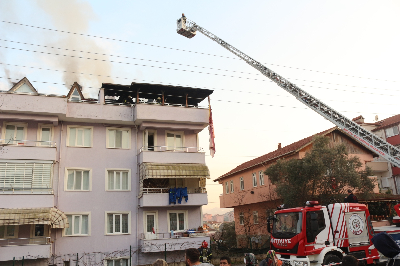Alevlerin çatısını sardığı binada yaşayanları korna çalarak uyardı