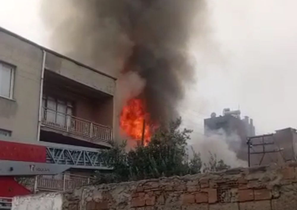 Alevlerin içinden yaşlı adamı çekip kurtardı