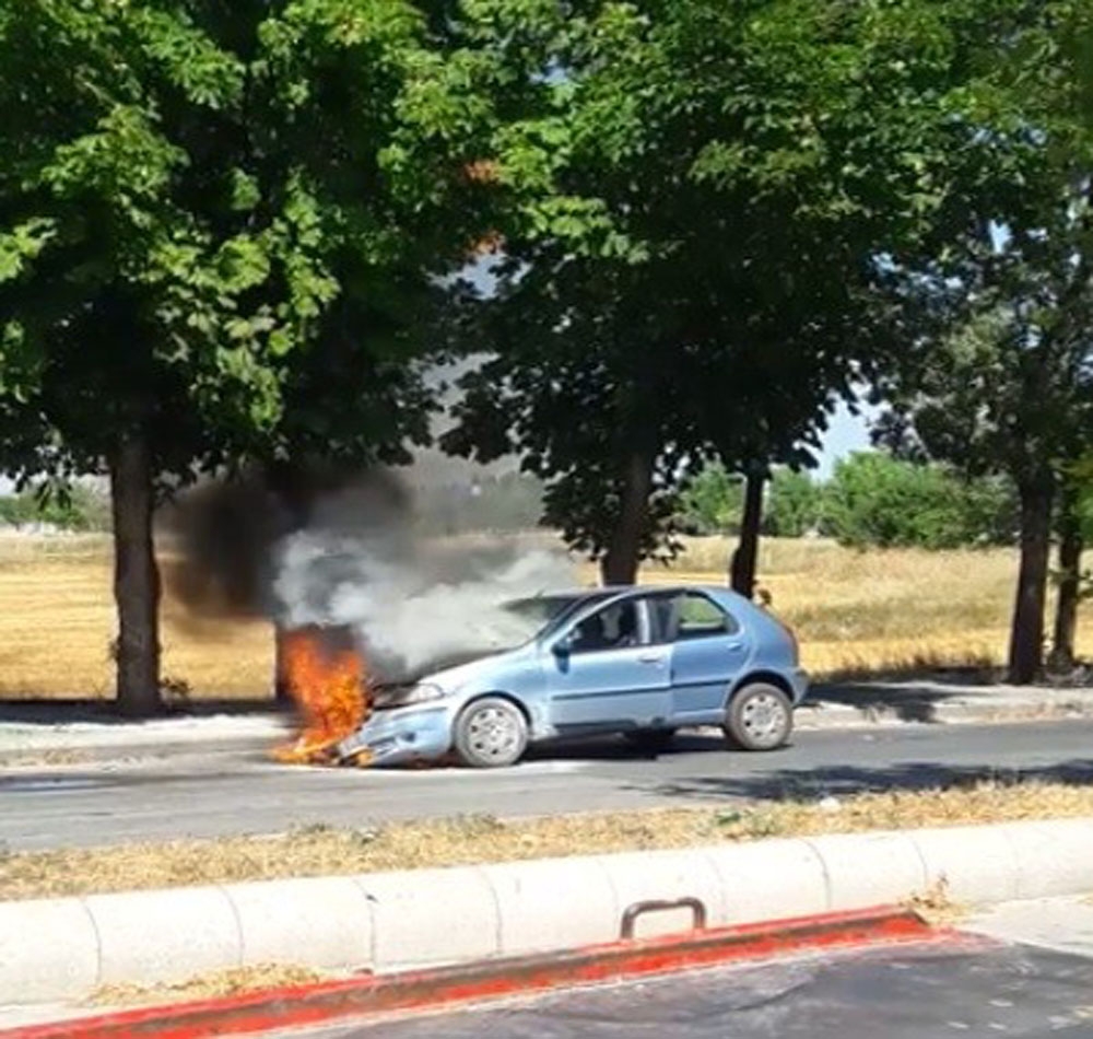 Alevlerin sardığı aracı itfaiye ekipleri söndürdü