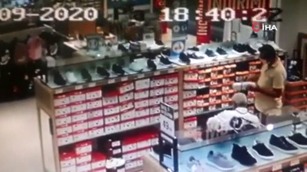 Alışveriş merkezindeki cep telefonu hırsızlığı kamerada