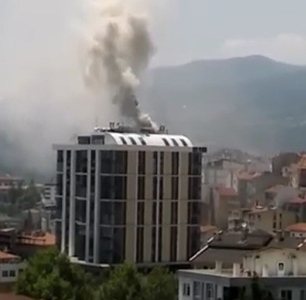 Alışveriş merkezinden yükselen dumanlar paniğe neden oldu