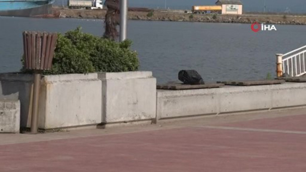 Alışveriş poşetini unutup gezince polisi alarma geçirdiler