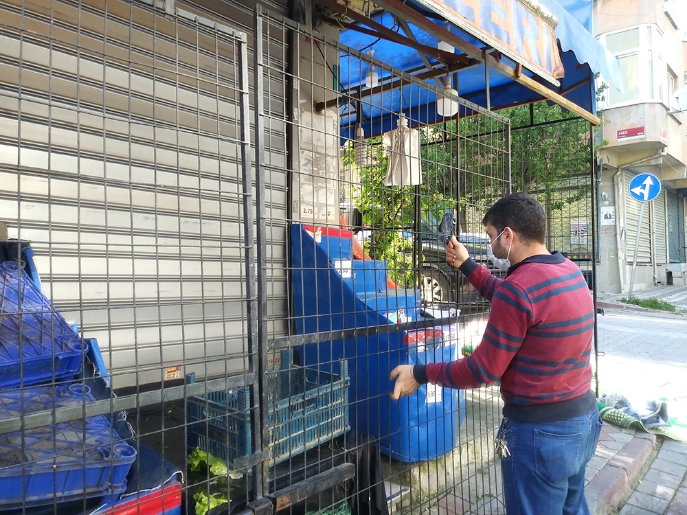 Alışverişini son ana bırakan vatandaşlar marketlere akın etti
