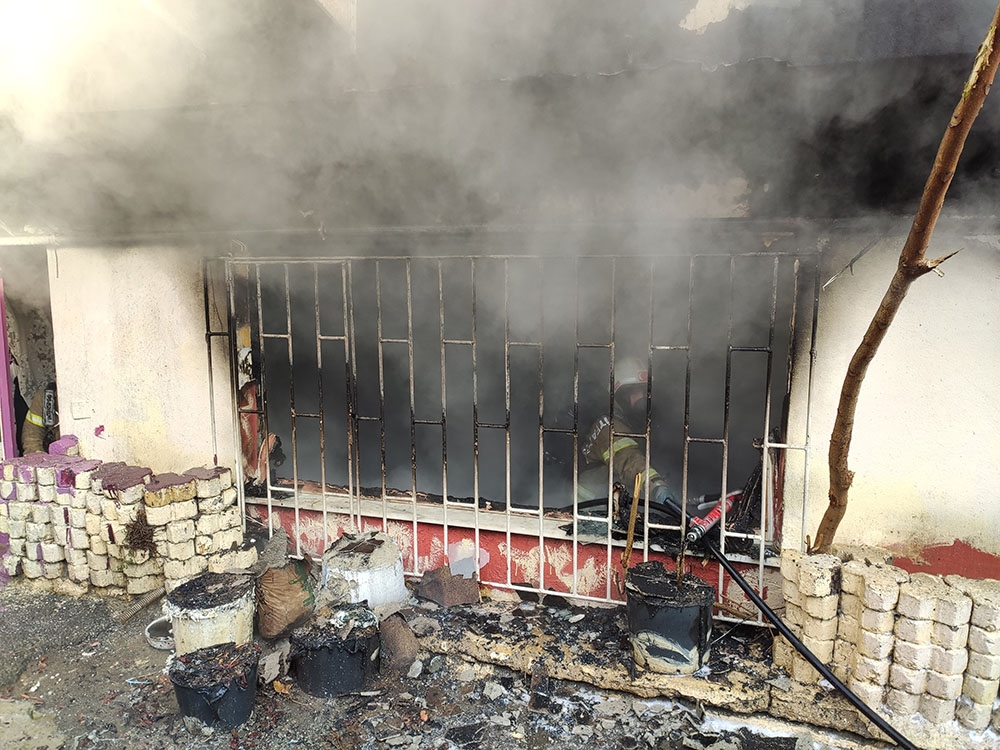 Aliybeyköy’de yangın paniği: Biri bebek 2 kişi dumandan etkilendi