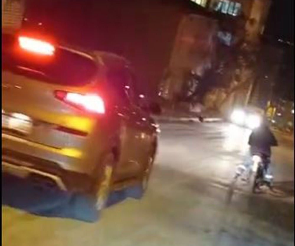 Alkollü olduğu iddia edilen motosikletlinin tehlikeli yolculuğu kamerada