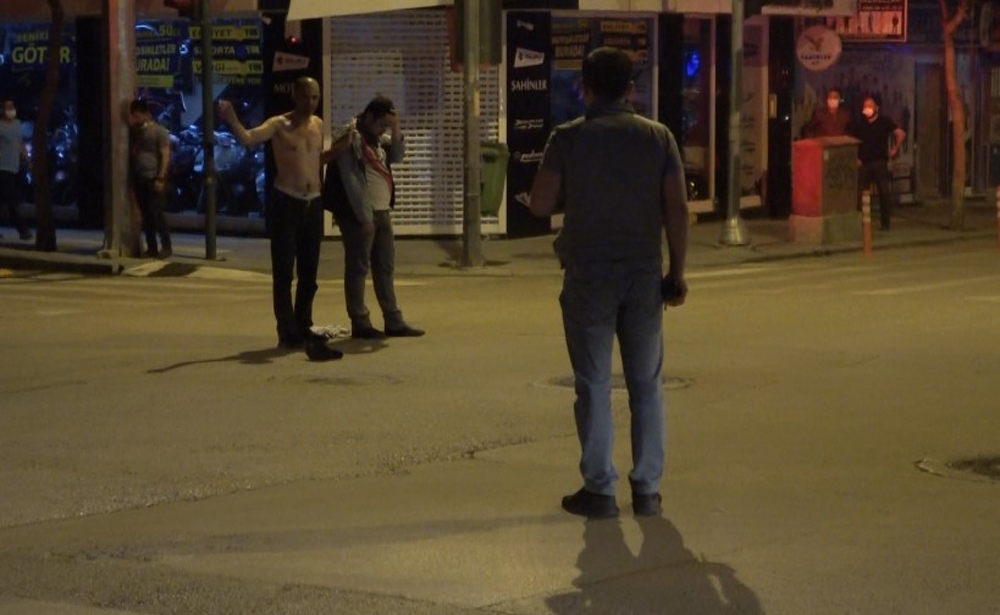 alkollü şahıs dehşet saçtı...Yoldan geçen genci elindeki cam parçası ile rehin aldı