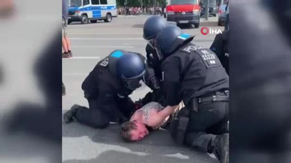 Alman polisinin yaşlı kadına şiddeti tepki çekti