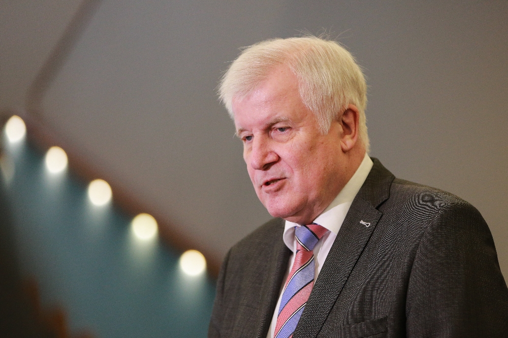 Almanya İçişleri Bakanı Seehofer’den umutlandıran aşı açıklaması