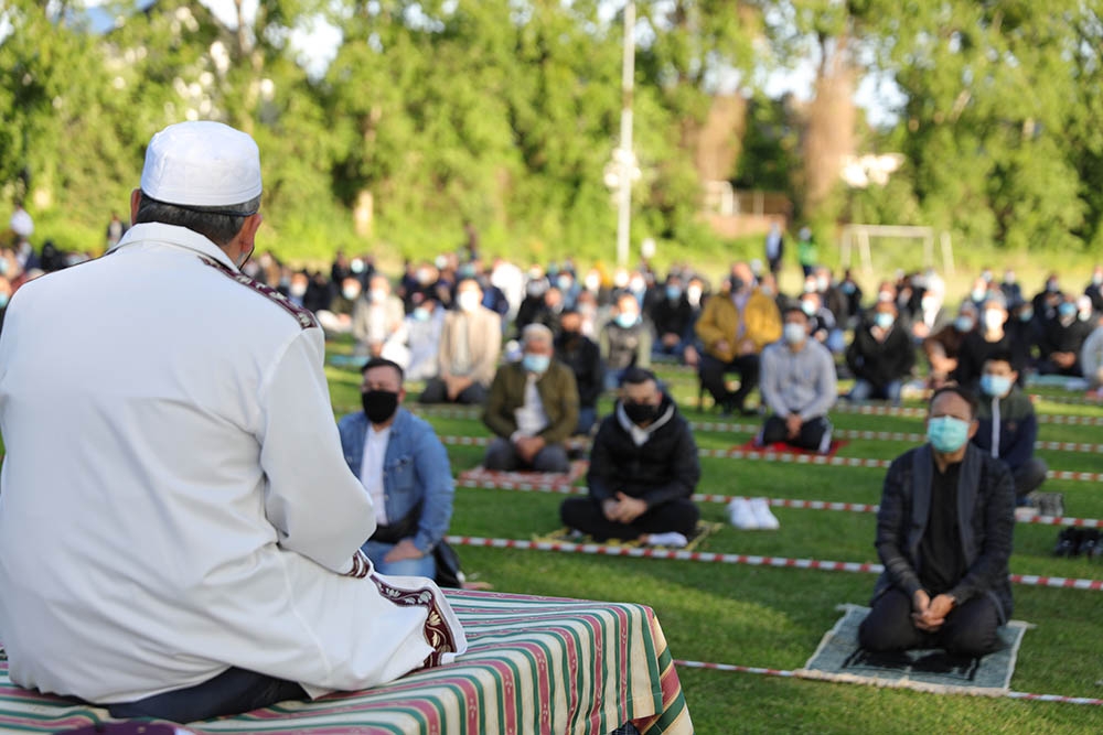 Almanya’da bayram namazı sosyal mesafeye uygun kılındı